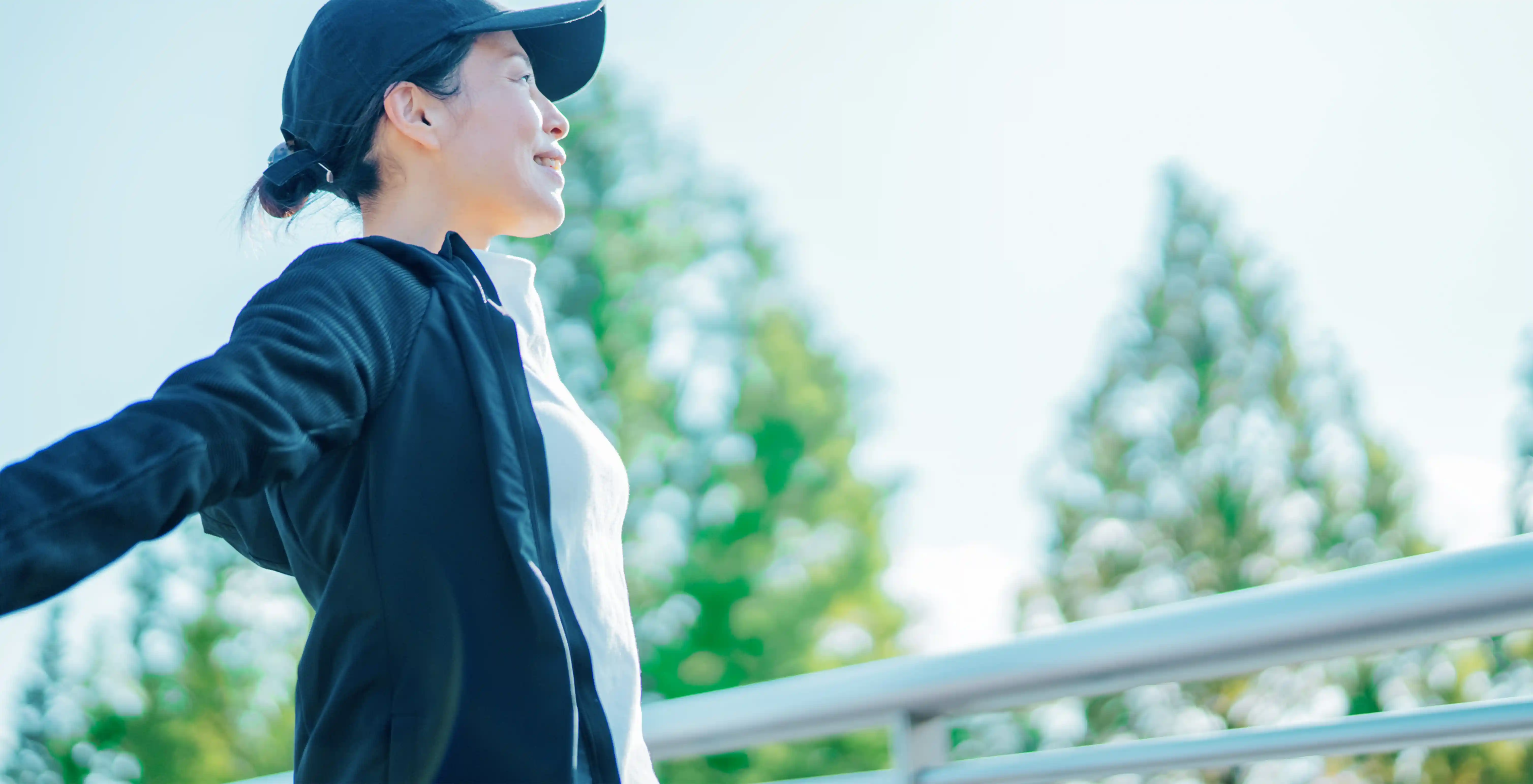 深呼吸をしている女性