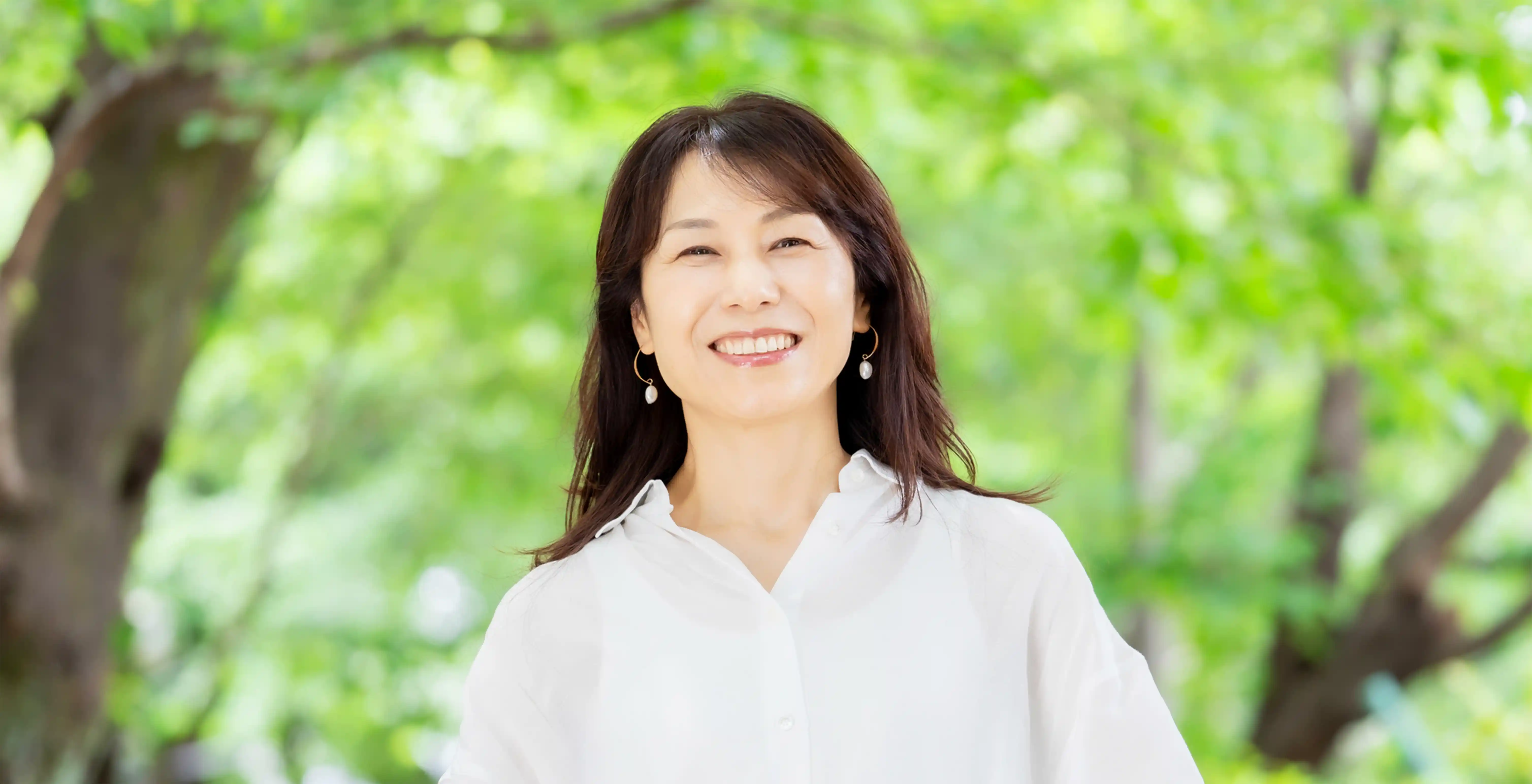 微笑んでいる女性